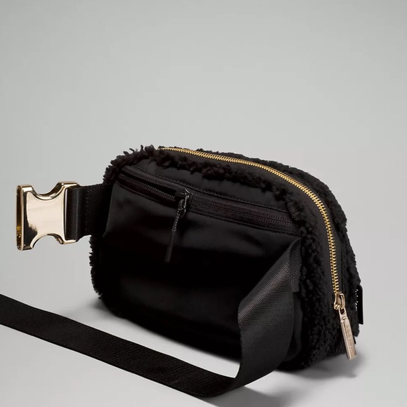 lululemon athletica Bags Lululemon Everywhere Fleece Belt Bag In Black Poshmark